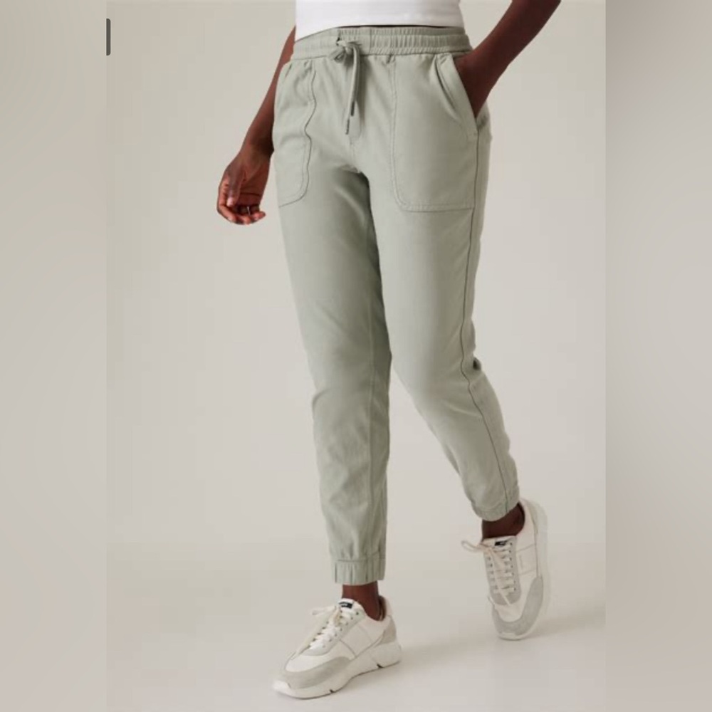 Athleta Farallon jogger in size 4, green Camo pattern